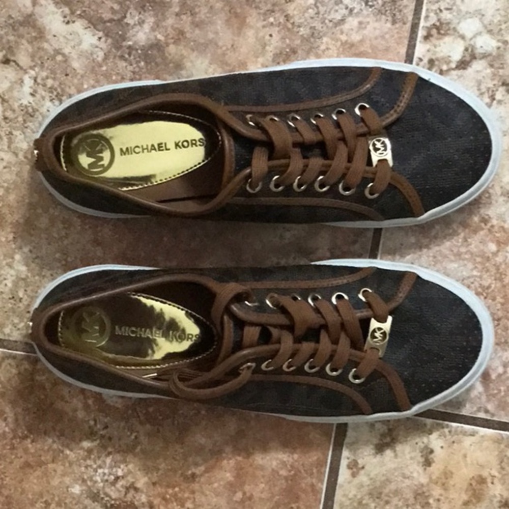 I am selling this shoes because I have other similar ones.